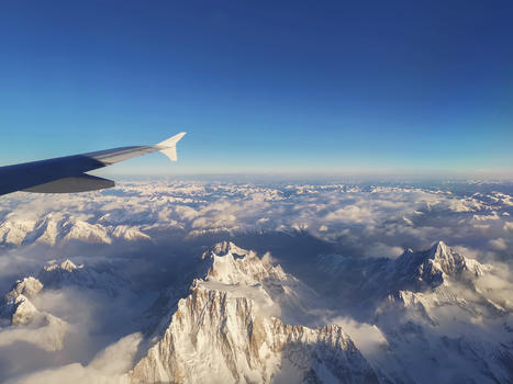 飞机去往林芝的雪山图片素材免费下载