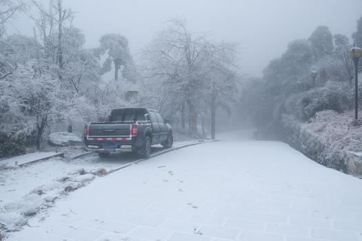 大雪覆盖的道路和抛锚的汽车图片素材免费下载