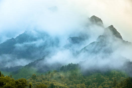 云雾缭绕的张家界图片素材免费下载