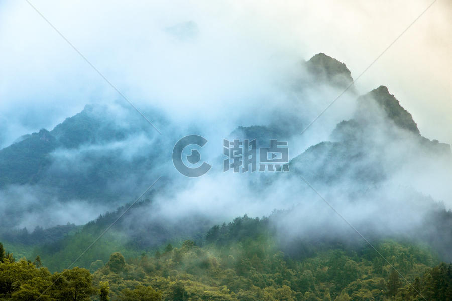云雾缭绕的张家界图片素材免费下载