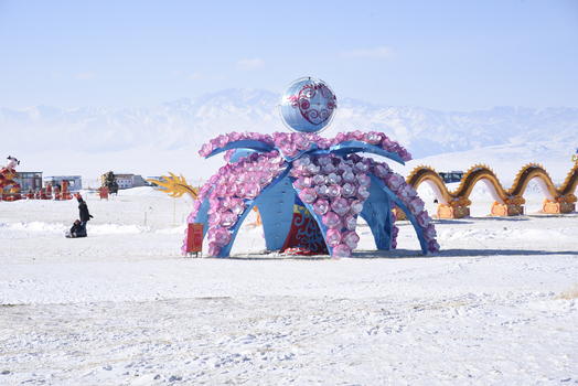 新疆赛里木湖冬季风景及春节装饰图片素材免费下载