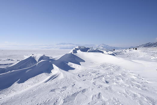 新疆赛里木湖冬季雪山图片素材免费下载
