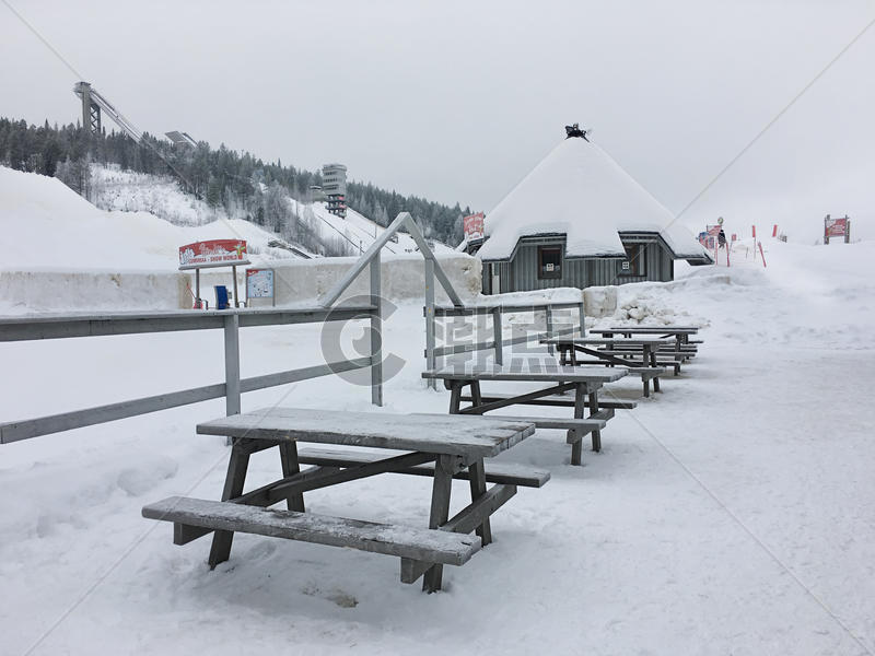 芬兰洛瓦涅米冰雪世界里的木桌椅图片素材免费下载