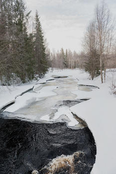 芬兰洛瓦涅米冰雪世界森林结冰的河流图片素材免费下载