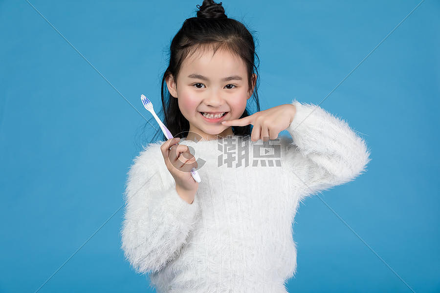 女孩洗漱刷牙图片素材免费下载
