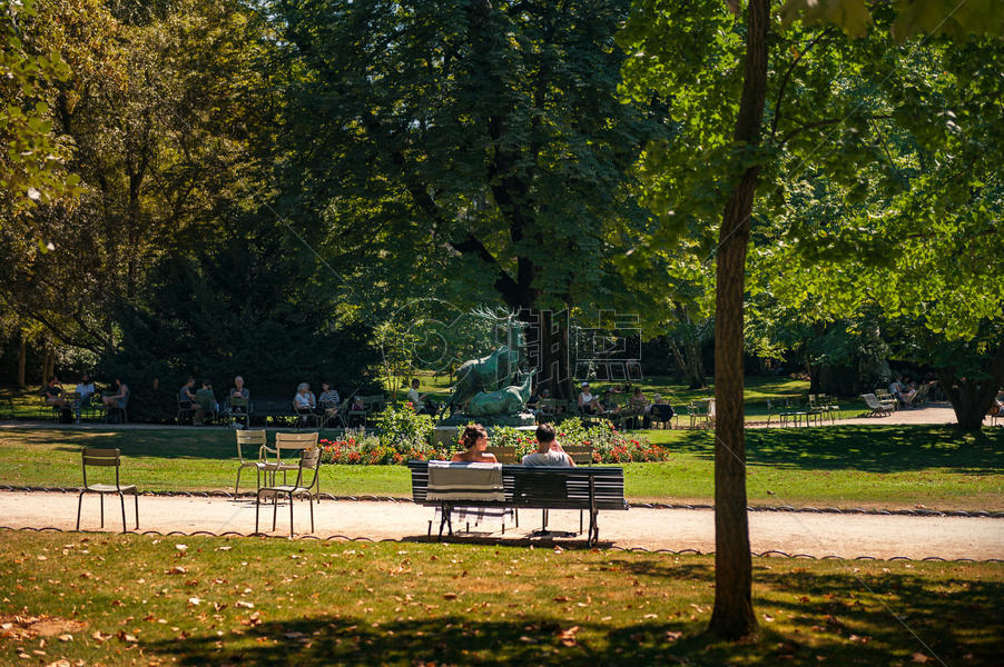 法国卢森堡公园椅子上的人图片素材免费下载