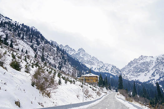 哈萨克斯坦达塔利加尔山雪山图片素材免费下载
