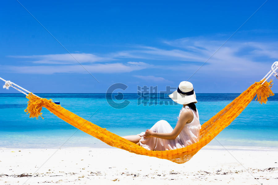  坐在吊床上的海滩美女图片素材免费下载