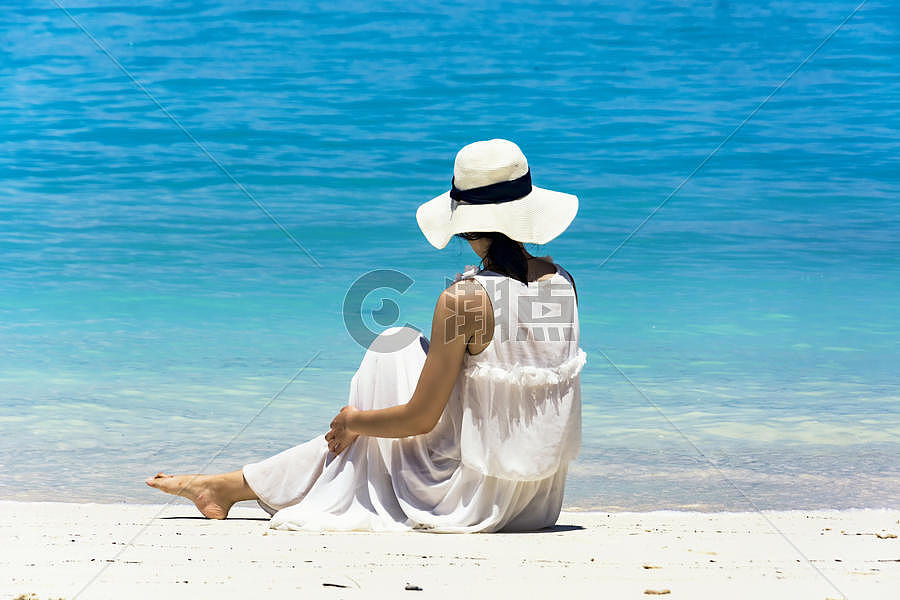 坐着的海滩美女背影图片素材免费下载