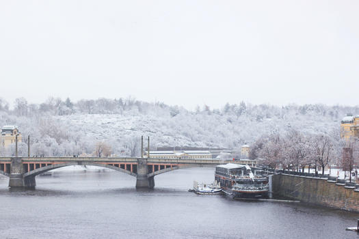 布拉格伏尔塔瓦河雪景图片素材免费下载