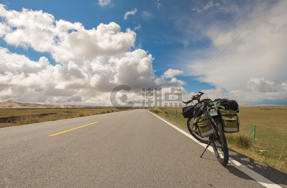 无人旷野下的自行车图片素材免费下载