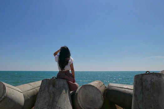 海边远眺的美女背影图片素材免费下载