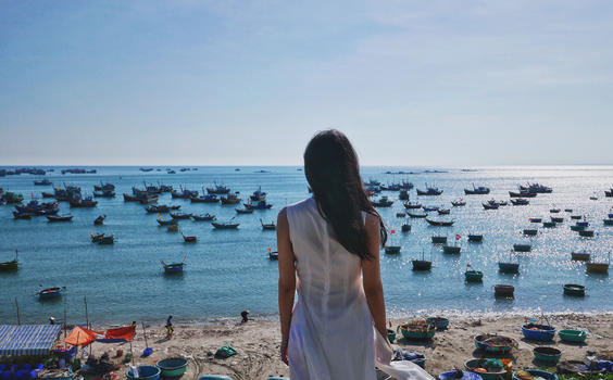 越南美奈渔村边的少女背影图片素材免费下载