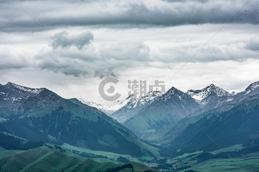 新疆天山草场雪峰美景图片素材免费下载