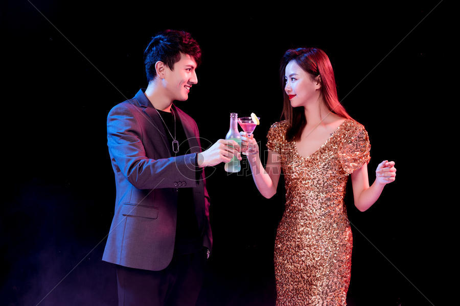 青年男女举杯干杯摄影图6255*4170图片素材免费下载-编号943410-潮点视频