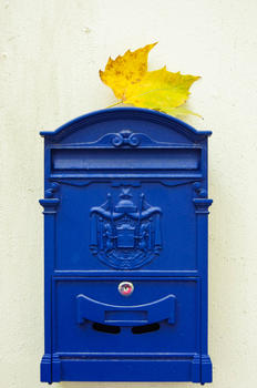 路边蓝色的邮箱图片素材免费下载