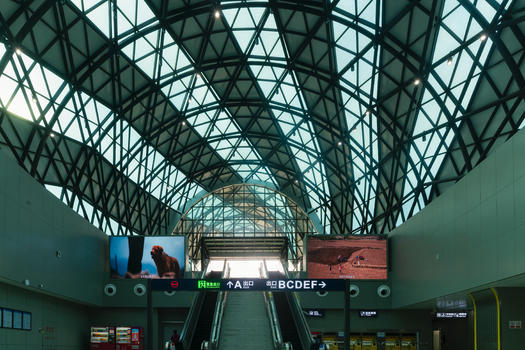 地铁站巨大的天幕入口图片素材免费下载