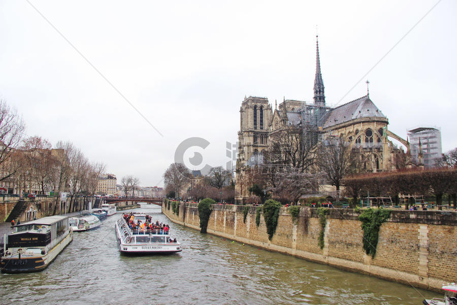 塞纳河畔的巴黎圣母院图片素材免费下载
