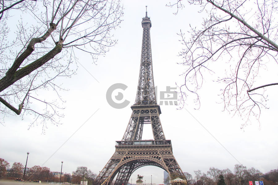 冬季的巴黎埃菲尔铁塔图片素材免费下载