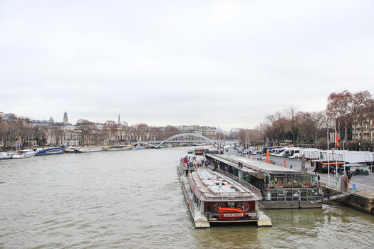 巴黎塞纳河上的游船图片素材免费下载