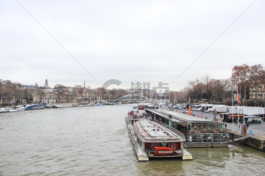 巴黎塞纳河上的游船图片素材免费下载