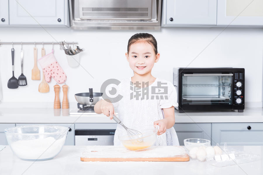 儿童烘焙打鸡蛋图片素材免费下载