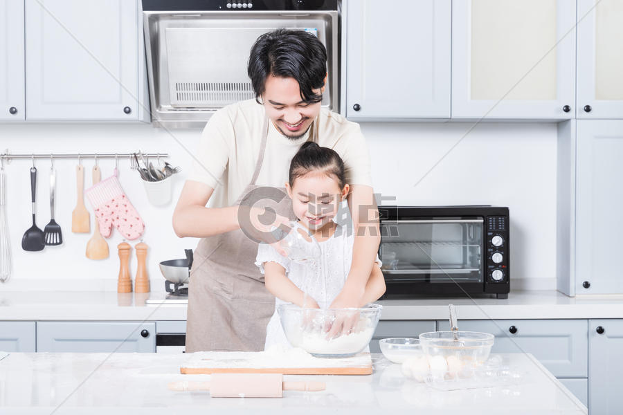爸爸和女儿烘焙图片素材免费下载