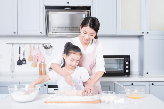 妈妈和女儿烘焙图片素材免费下载