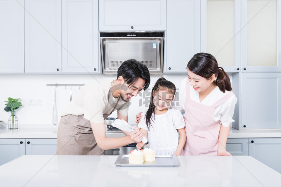 家庭烘焙挤奶油图片素材免费下载