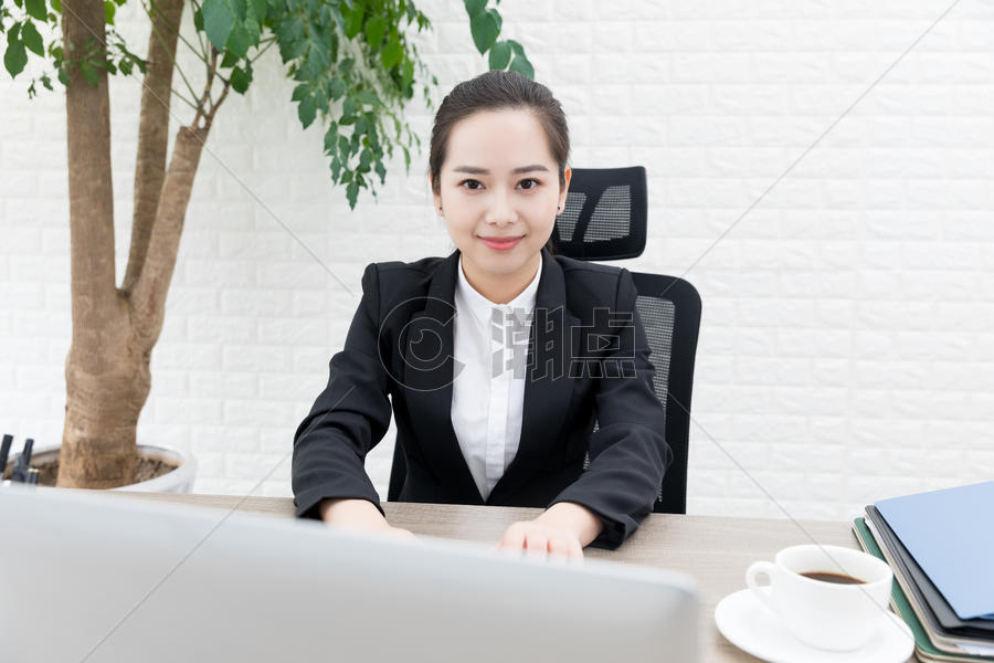 职场女性电脑办公图片素材免费下载
