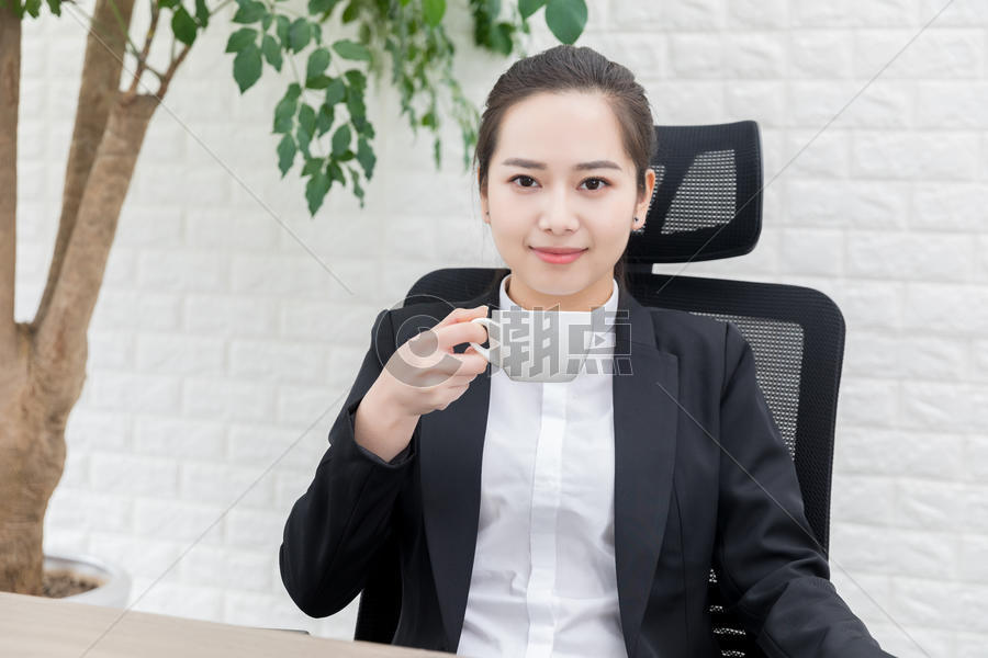 职场女性休闲喝茶图片素材免费下载