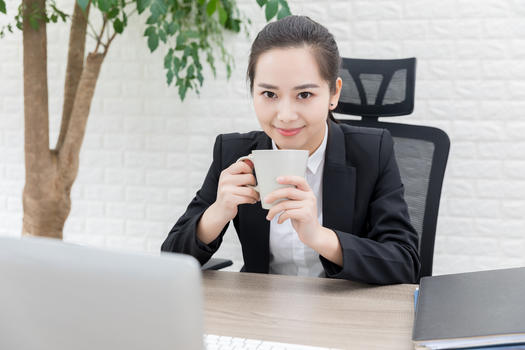 职场女性休闲喝茶图片素材免费下载