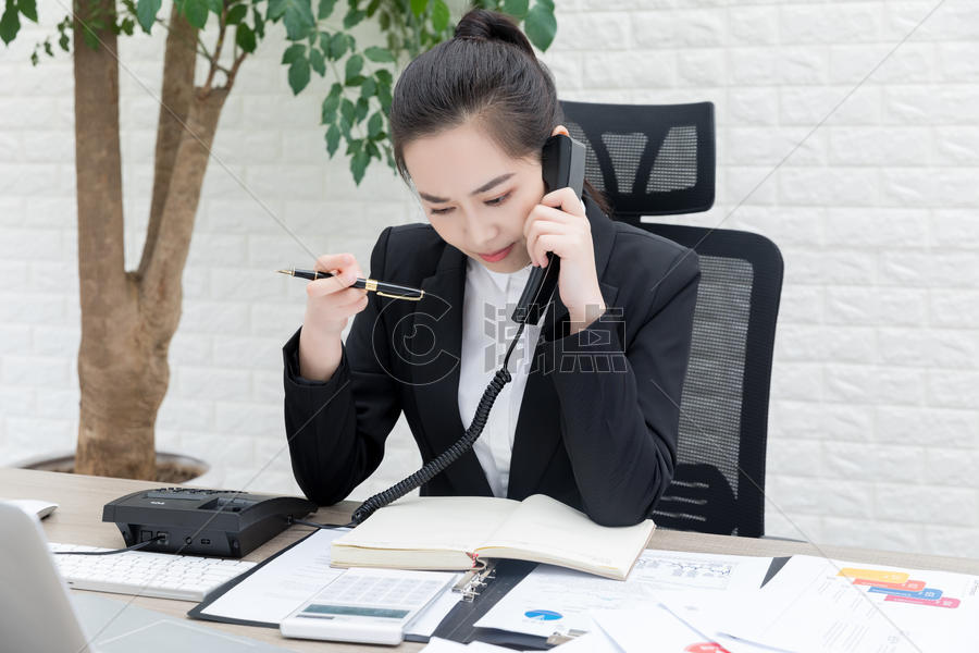 商务女性职场接电话图片素材免费下载