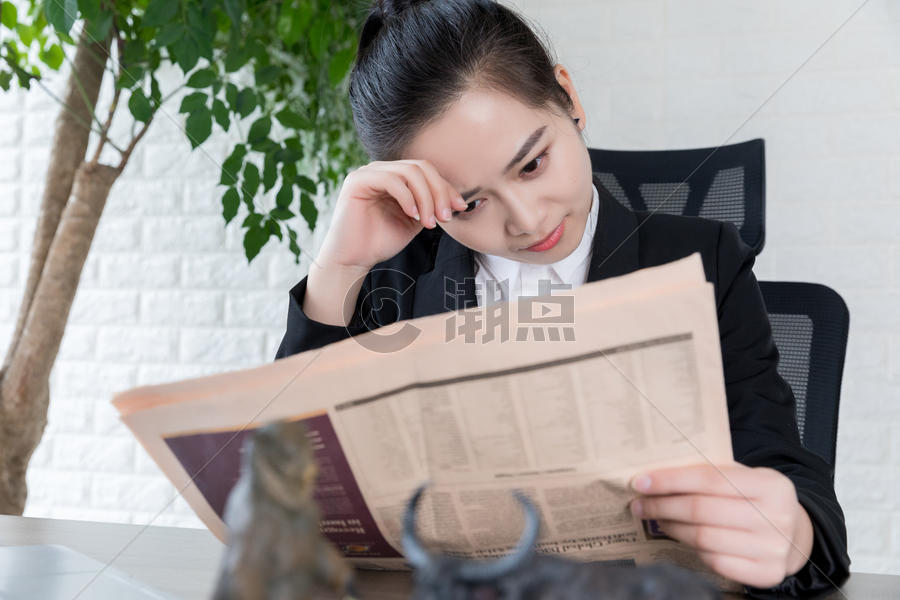 商务职场女性看报纸图片素材免费下载