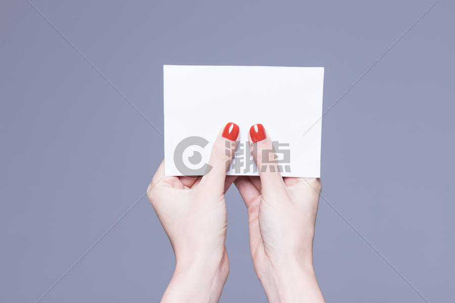 女性美甲手拿卡纸特写图片素材免费下载