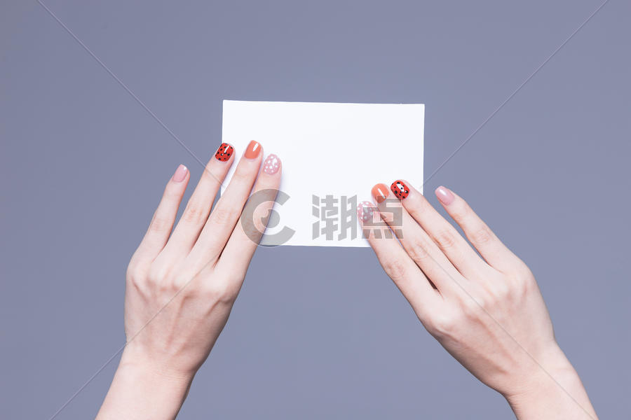 女性美甲手拿卡纸特写图片素材免费下载