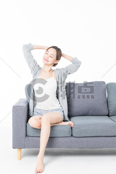 年轻女性沙发上伸展图片素材免费下载