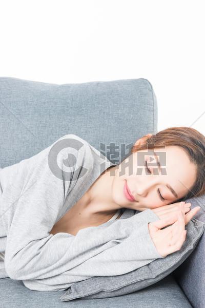 年轻女性沙发上睡觉图片素材免费下载