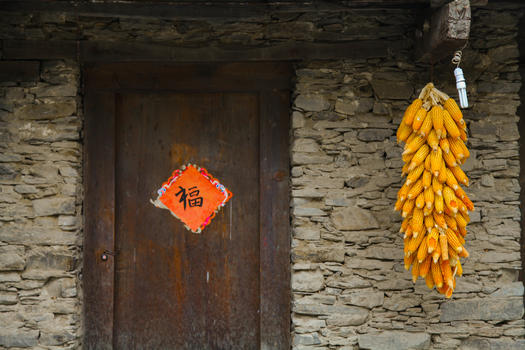 农家小院门口挂的玉米图片素材免费下载