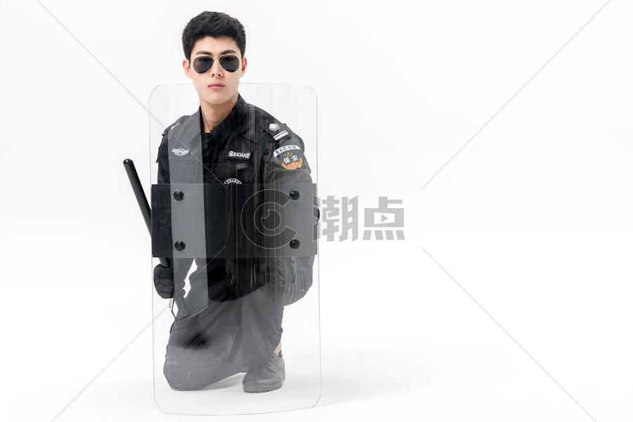 保安使用警棍盾牌动作图片素材免费下载