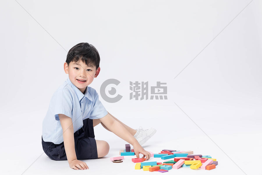 玩积木的小男孩图片素材免费下载