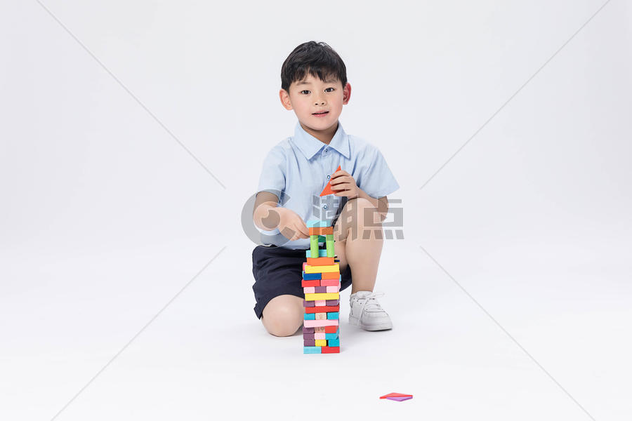 玩积木的小男孩图片素材免费下载