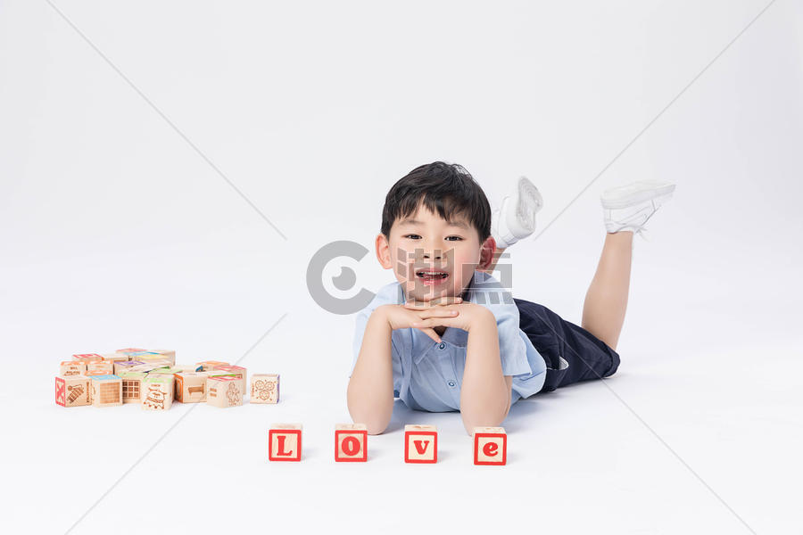 小男孩玩积木图片素材免费下载