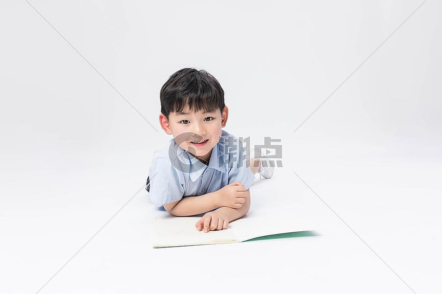 小男孩看书图片素材免费下载