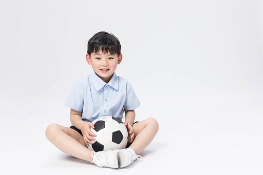 玩足球的男孩图片素材免费下载