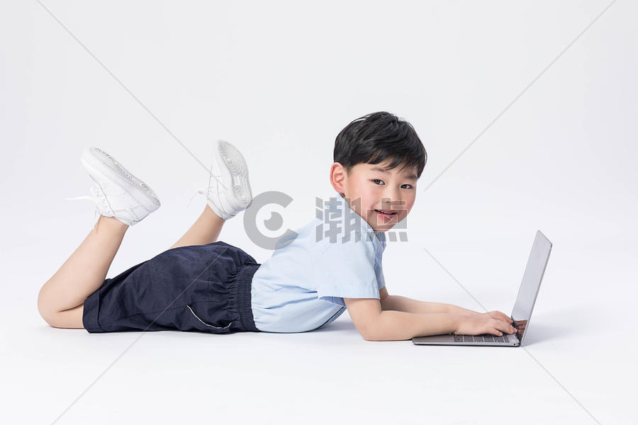 玩电脑的小男孩图片素材免费下载