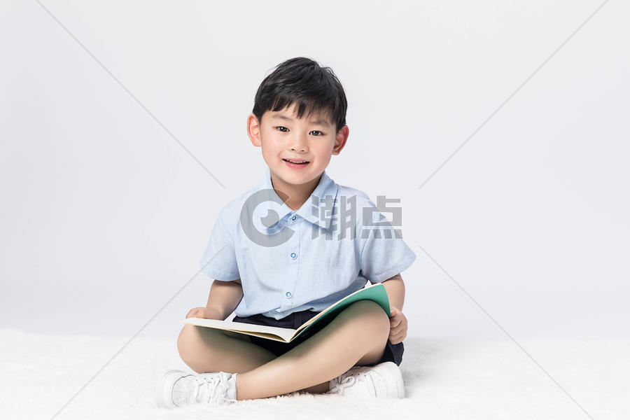 小男孩看书图片素材免费下载