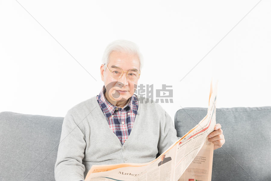 老人看报纸图片素材免费下载