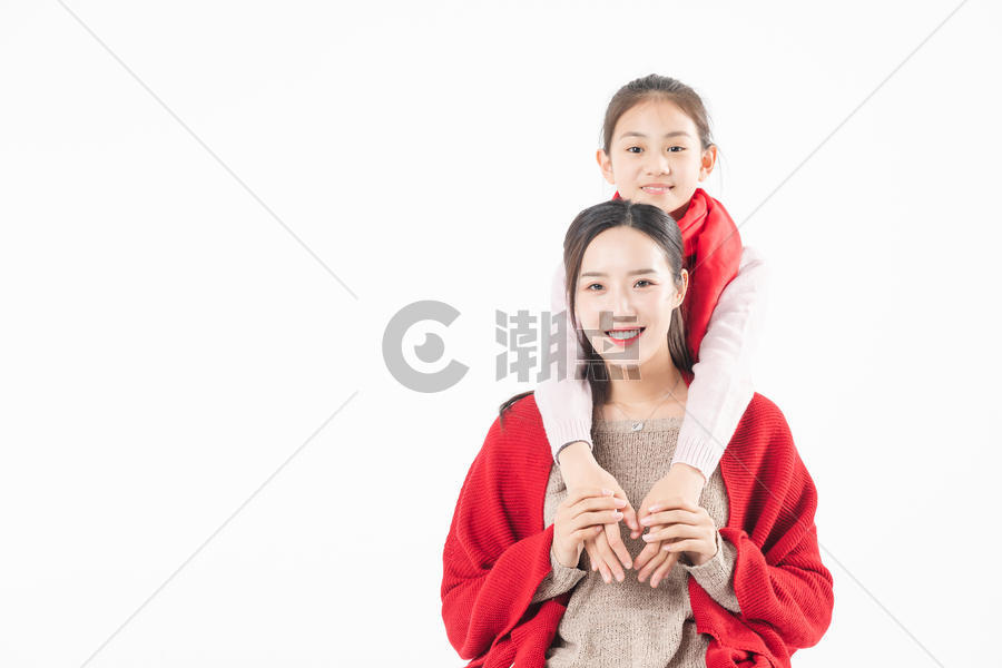新春女儿抱母亲图片素材免费下载