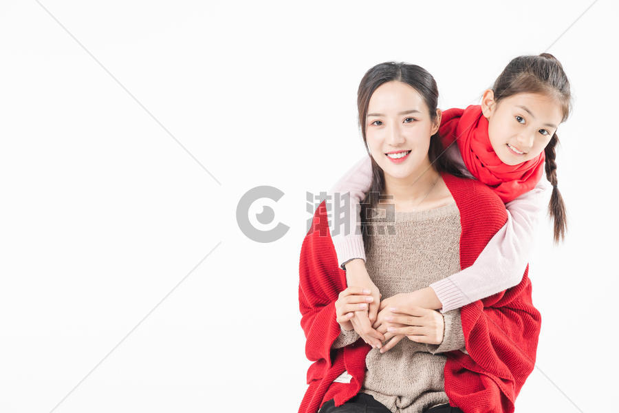 新春女儿抱母亲图片素材免费下载